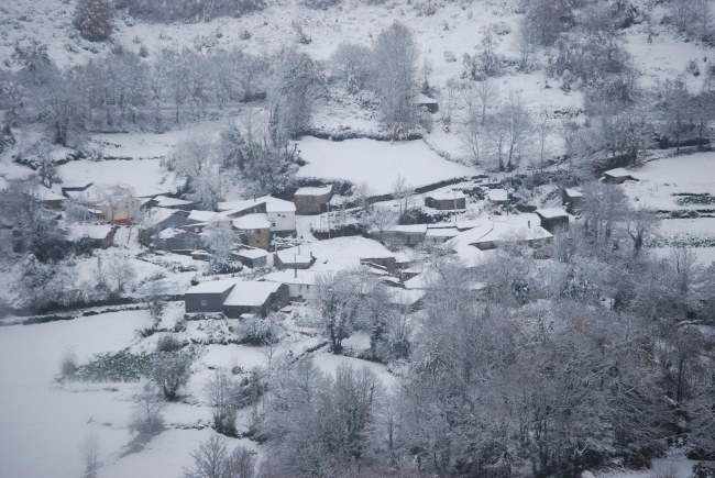 Mimetismo de la aldea de Chelo integrada en el paisaje nevado, en Luzara