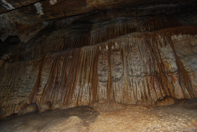 Paredes de la cueva que simulan ser un �rgano o una cascada