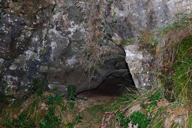 Angosta entrada a la cueva pequea