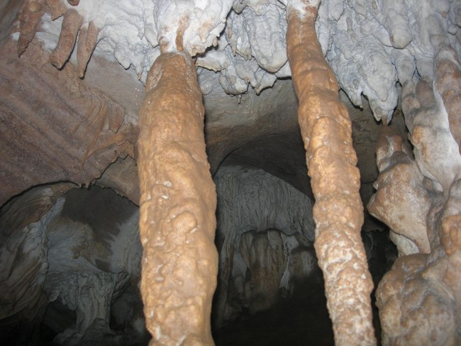 Detalle interno de la cueva peque�a
