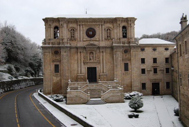 Fachada y escalera de la Iglesia