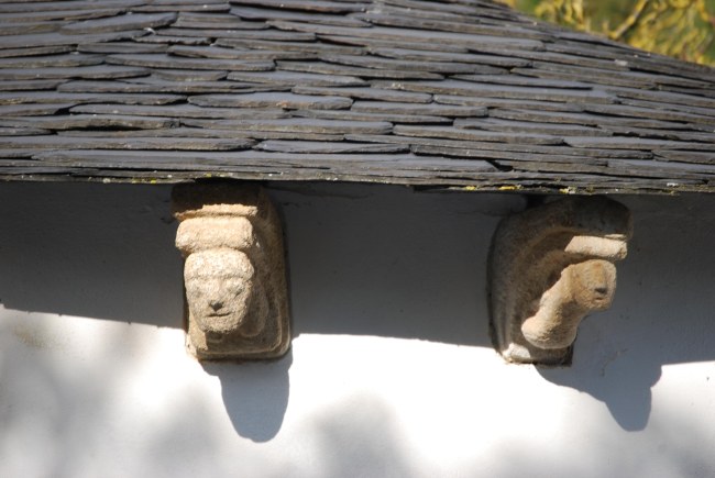 Detalle del ornamento de los canecillos