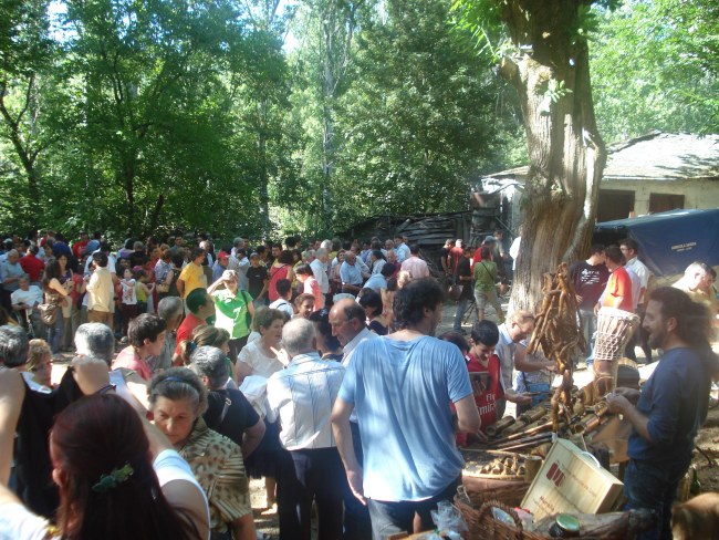 Concentración de gente en los puestos artesanales, Feira da Ponte de Lóuzara