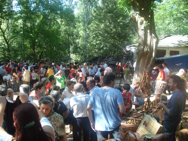 Concentracin de gente en los puestos artesanales, Feira da Ponte de Luzara